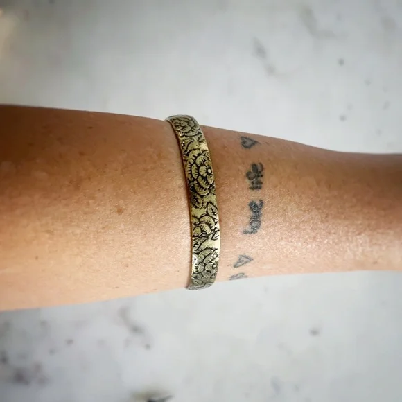 Indian Engraved Floral Brass Bangle Bracelet, Vintage 1970s - Picture 2 of 9